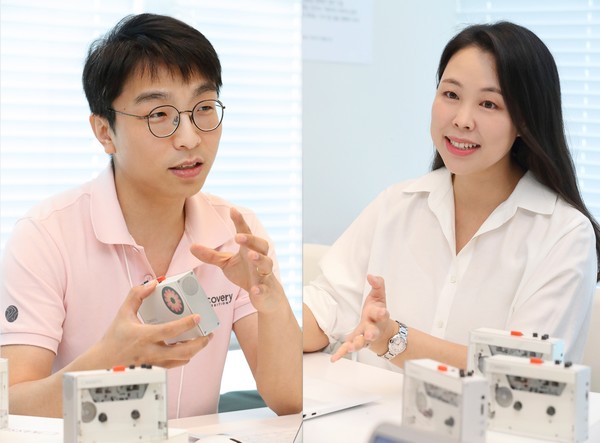 (왼쪽부터) 문정식 KT 뉴디바이스 사업팀 차장, 황진주 KT 뉴디바이스 사업팀 과장. /사진=KT 제공