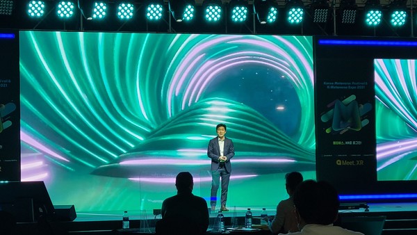 배기동 KT 공간/영상DX사업담당(상무)이 코리아 메타버스 페스티벌 2021에서 강연을 하고 있다.  /사진=김경영 기자