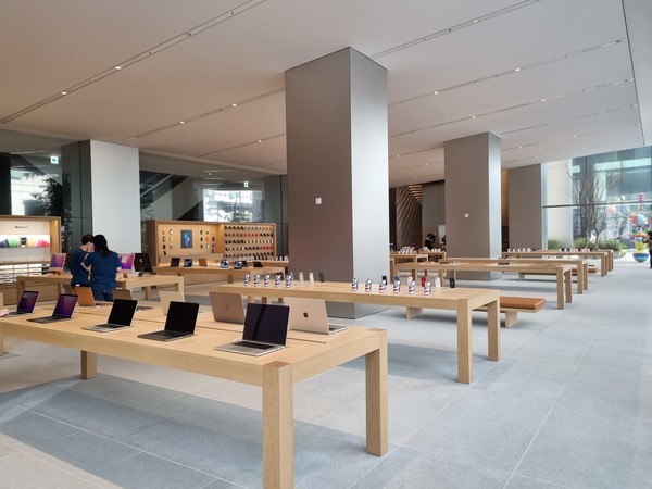 서울 중구 '센터포인트 명동' 건물에 위치한 '애플 명동' 1층 전경/사진=김가은 기자