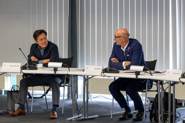 박정호 SK스퀘어 부회장(왼쪽)과 팀 회트게스 도이치텔레콤 회장이 의견을 나누는 모습 /사진=SK텔레콤 제공