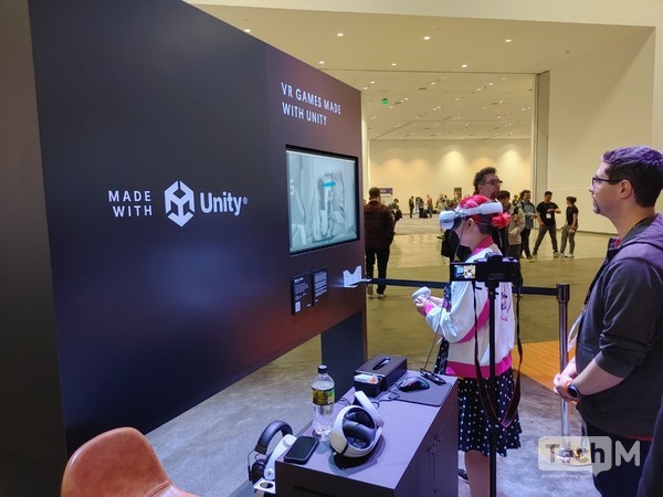 23일(현지시간) 미국 샌프란시스코 모스콘센터에서 열리고 있는 GDC 2023의 부대행사인 GDC 엑스포 유니티 전시부스에서 관람객이 VR게임을 체험하고 있다. /사진=허준 기자
