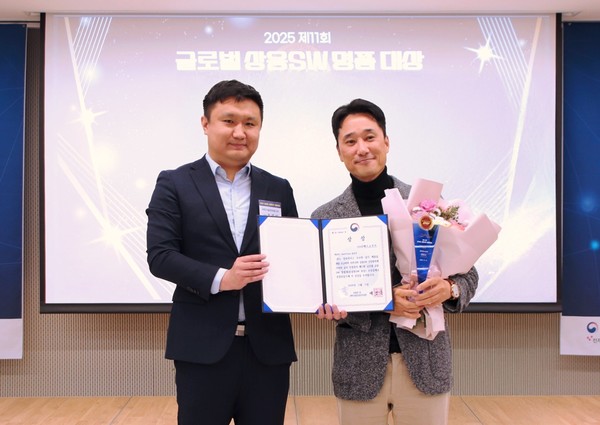 이형용 티맥스소프트 대표(오른쪽)가 '2025 제11회 글로벌 상용 SW 명품대상' 시상식에 참석해 과기정통부 장관상을 수상한 뒤 조경래 과기정통부 SW산업과장과 사진을 찍고 있다. /사진=티맥스소프트 제공