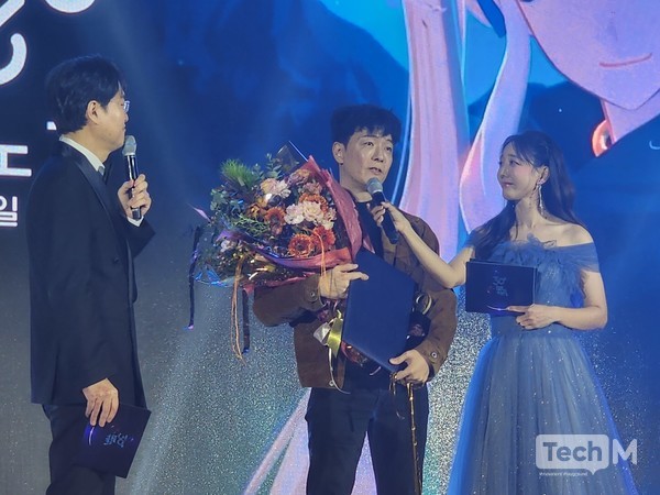 김동건 데브캣 대표가 '2025 대한민국 게임대상' 대상을 수상한 뒤 소감을 전하고 있다.  / 사진=조성준 기자