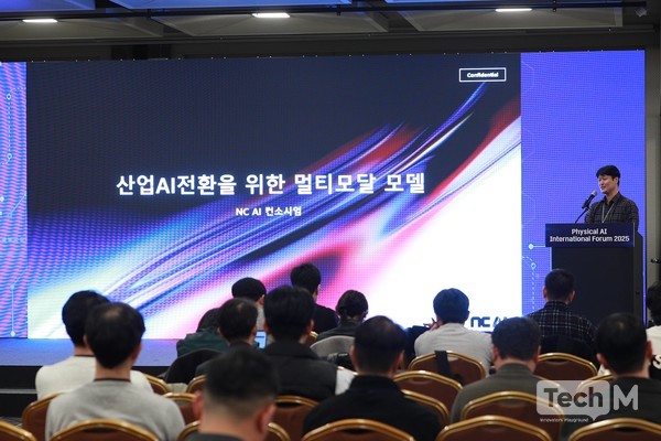 성낙호 네이버클라우드 기술총괄이 19일 서울 강남구 코엑스에서 열린 '2025 한국인공지능학회 추계학술대회'에 참석해 '독자 AI 파운데이션' 프로젝트 전략을 발표하고 있다. /사진=임경호 기자