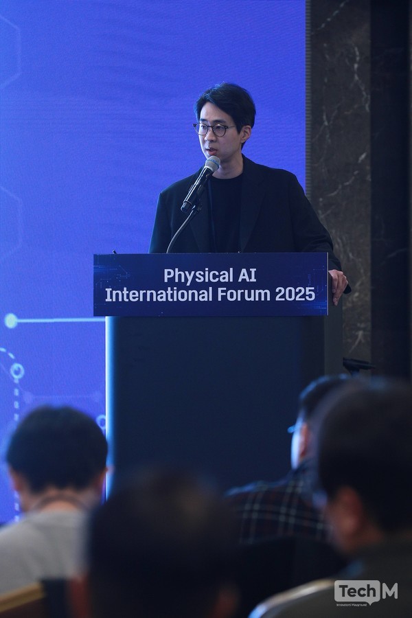 이태훈 SK텔레콤 팀장이 19일 서울 강남구 코엑스에서 열린 '2025 한국인공지능학회 추계학술대회'에 참석해 '독자 AI 파운데이션' 프로젝트 전략을 발표하고 있다. /사진=임경호 기자