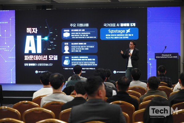 김성훈 업스테이지 대표가 19일 서울 강남구 코엑스에서 열린 '2025 한국인공지능학회 추계학술대회'에 참석해 '독자 AI 파운데이션' 프로젝트 전략을 발표하고 있다. /사진=임경호 기자