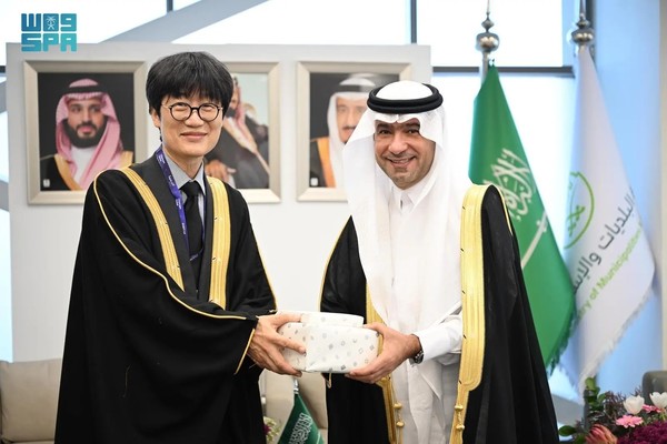 이해진 네이버 의장(왼쪽)이 마지드 알호가일 사우디 자치행정주택부 장관과 만났다 / 사진=사우디 프레스 에이전시(SPA)